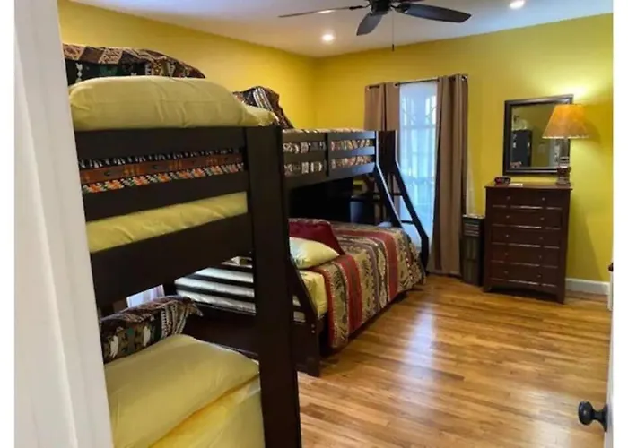 Stockyards!-1 Block Away ! Cowboy Sleeps 9 Holiday home Fort Worth
