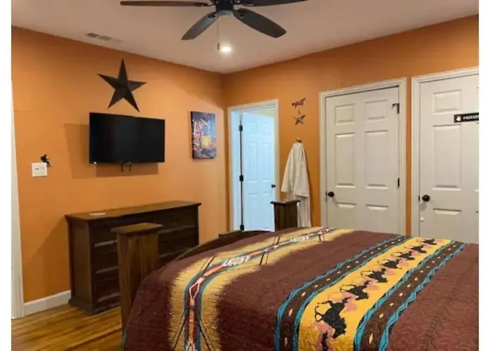 Stockyards!-1 Block Away ! Cowboy Sleeps 9 Holiday home