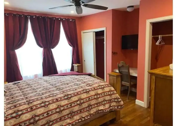 Holiday home Stockyards!-1 Block Away ! Cowboy Sleeps 9 *