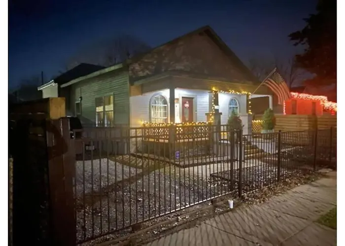Stockyards!-1 Block Away ! Cowboy Sleeps 9