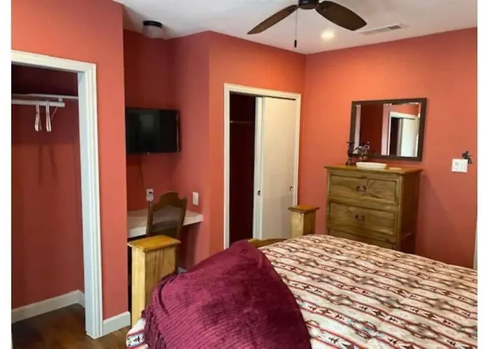 Stockyards!-1 Block Away ! Cowboy Sleeps 9 Fort Worth