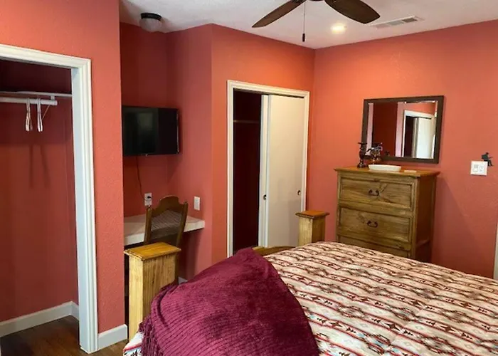 Holiday home Stockyards!-1 Block Away ! Cowboy Sleeps 9 *