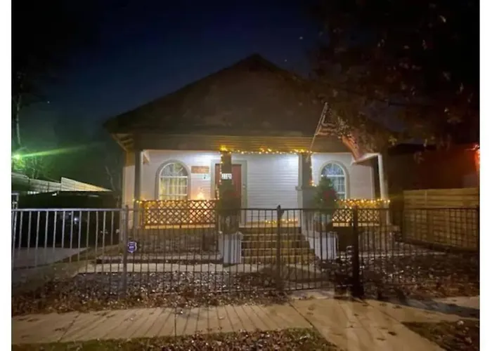 Stockyards!-1 Block Away ! Cowboy Sleeps 9 *