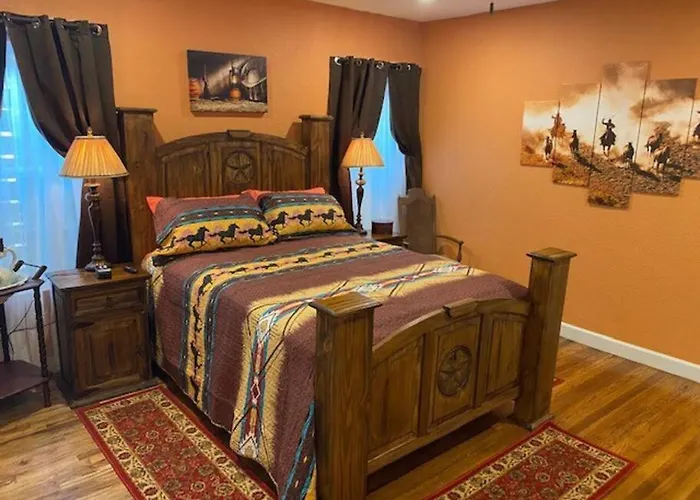 Stockyards!-1 Block Away ! Cowboy Sleeps 9 Holiday home Fort Worth