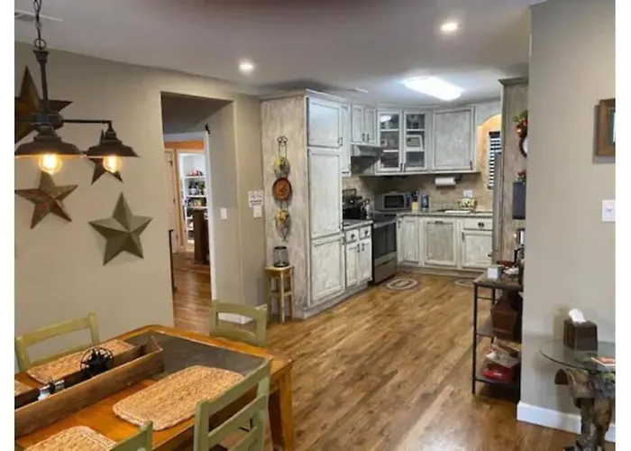 Stockyards!-1 Block Away ! Cowboy Sleeps 9 Holiday home Fort Worth