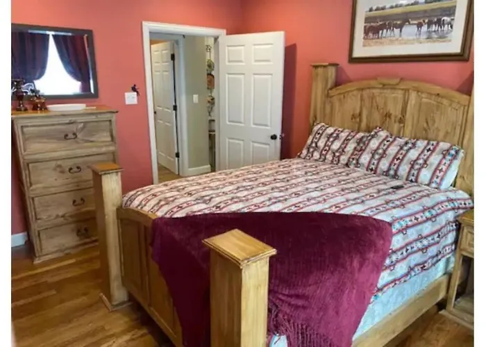 Stockyards!-1 Block Away ! Cowboy Sleeps 9 Holiday home Fort Worth