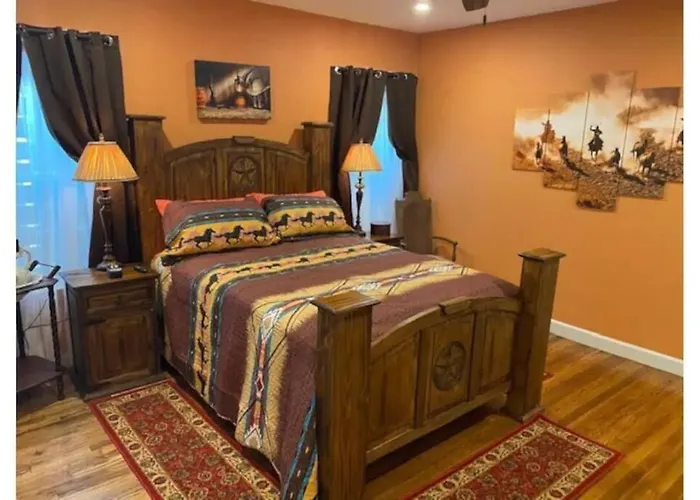 Stockyards!-1 Block Away ! Cowboy Sleeps 9 Fort Worth