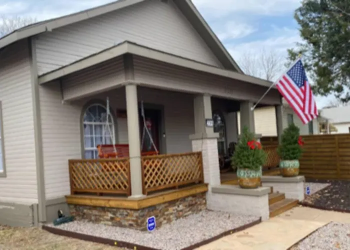 Holiday home Stockyards!-1 Block Away ! Cowboy Sleeps 9 *