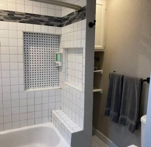 Stockyards!-1 Block Away ! Cowboy Sleeps 9 Holiday home *