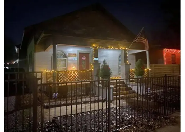Holiday home Stockyards!-1 Block Away ! Cowboy Sleeps 9 Fort Worth