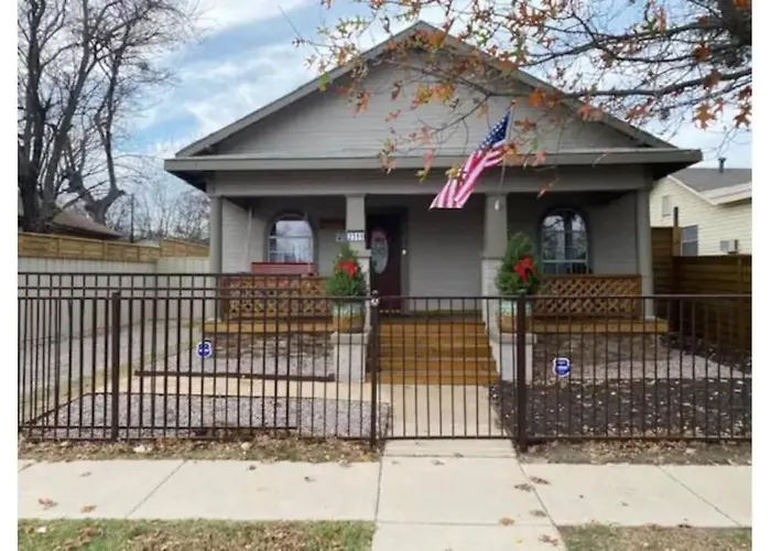 Holiday home Stockyards!-1 Block Away ! Cowboy Sleeps 9