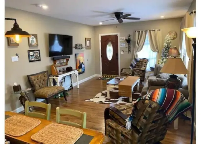 Stockyards!-1 Block Away ! Cowboy Sleeps 9 Fort Worth