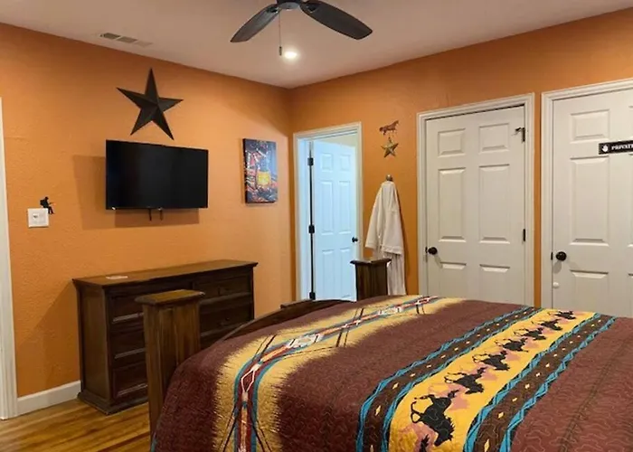 Stockyards!-1 Block Away ! Cowboy Sleeps 9
