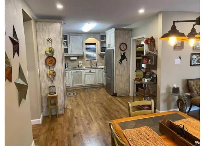 Holiday home Stockyards!-1 Block Away ! Cowboy Sleeps 9