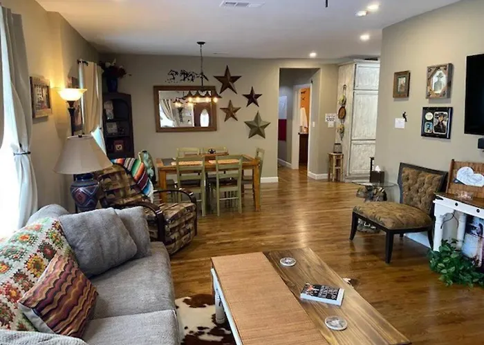 Stockyards!-1 Block Away ! Cowboy Sleeps 9 Holiday home