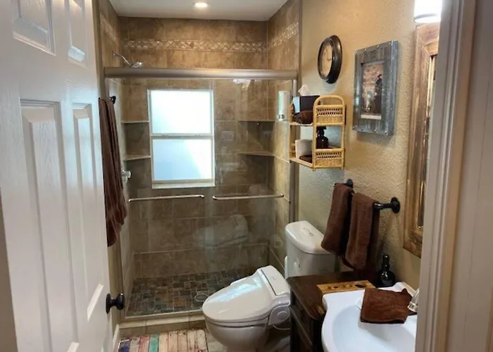Stockyards!-1 Block Away ! Cowboy Sleeps 9