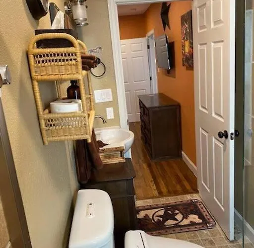Stockyards!-1 Block Away ! Cowboy Sleeps 9 Holiday home Fort Worth