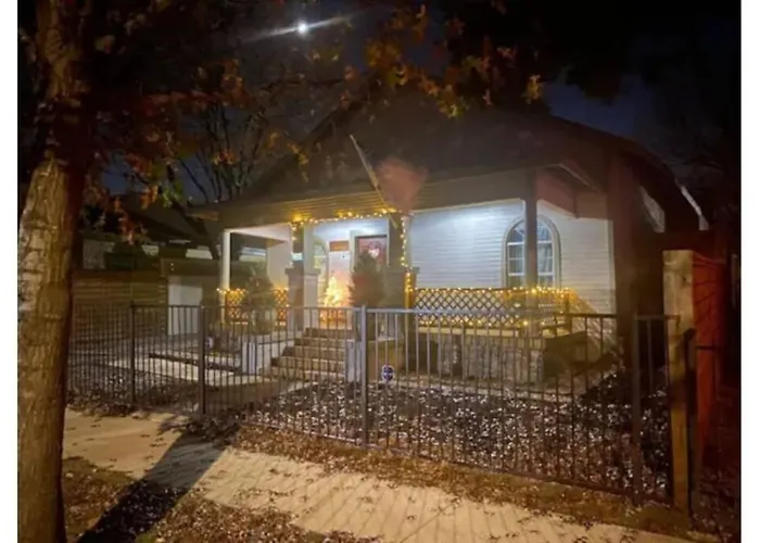 Stockyards!-1 Block Away ! Cowboy Sleeps 9 Holiday home