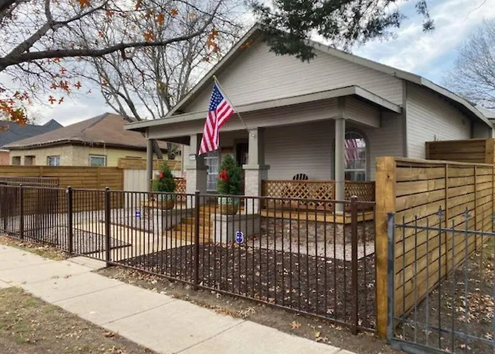Stockyards!-1 Block Away ! Cowboy Sleeps 9 Holiday home Fort Worth