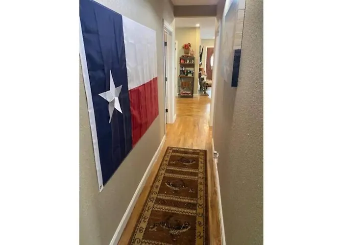 Stockyards!-1 Block Away ! Cowboy Sleeps 9