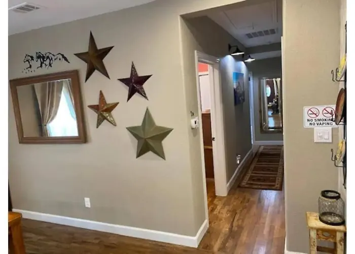 Holiday home Stockyards!-1 Block Away ! Cowboy Sleeps 9