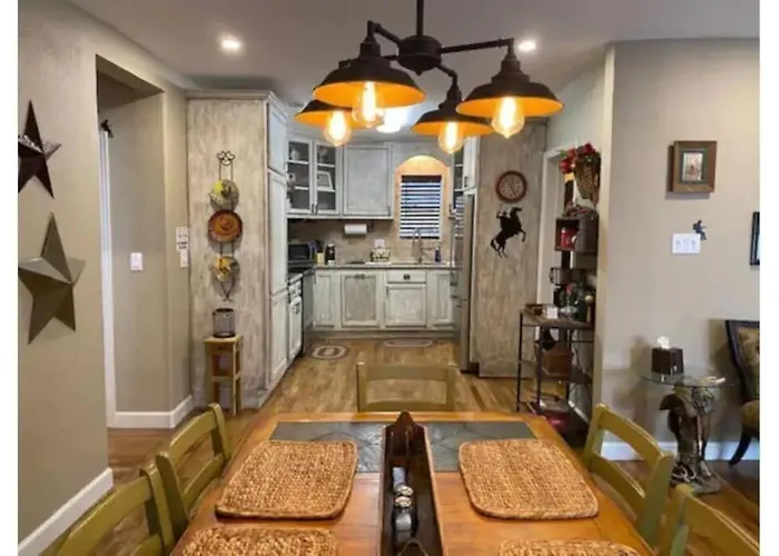 Stockyards!-1 Block Away ! Cowboy Sleeps 9 Fort Worth