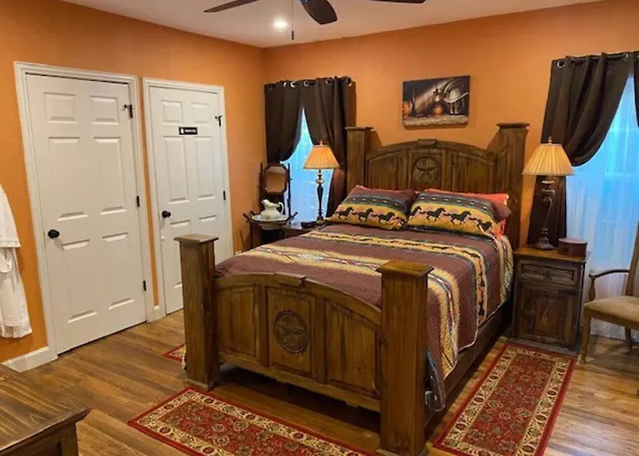 Stockyards!-1 Block Away ! Cowboy Sleeps 9 Holiday home