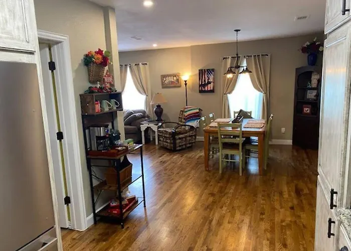 Stockyards!-1 Block Away ! Cowboy Sleeps 9 Holiday home